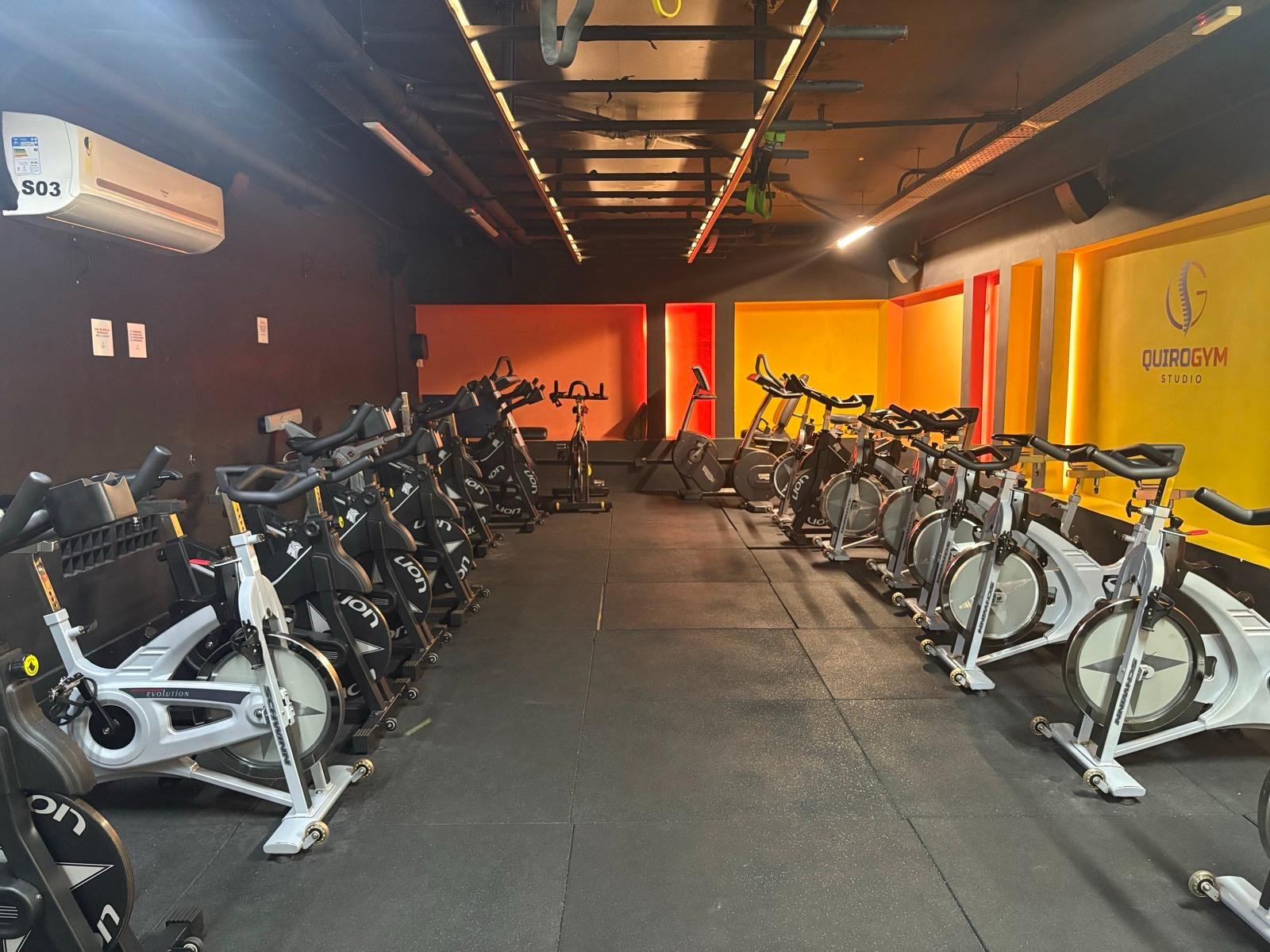Foto da academia quirogym - bicicletas